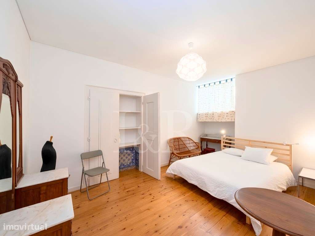 Apartamento T3 renovado no centro histórico de Lisboa-24