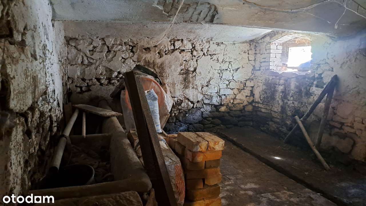 Przedwojenny dom na wzgórzu ze stodołą i stajnią-10