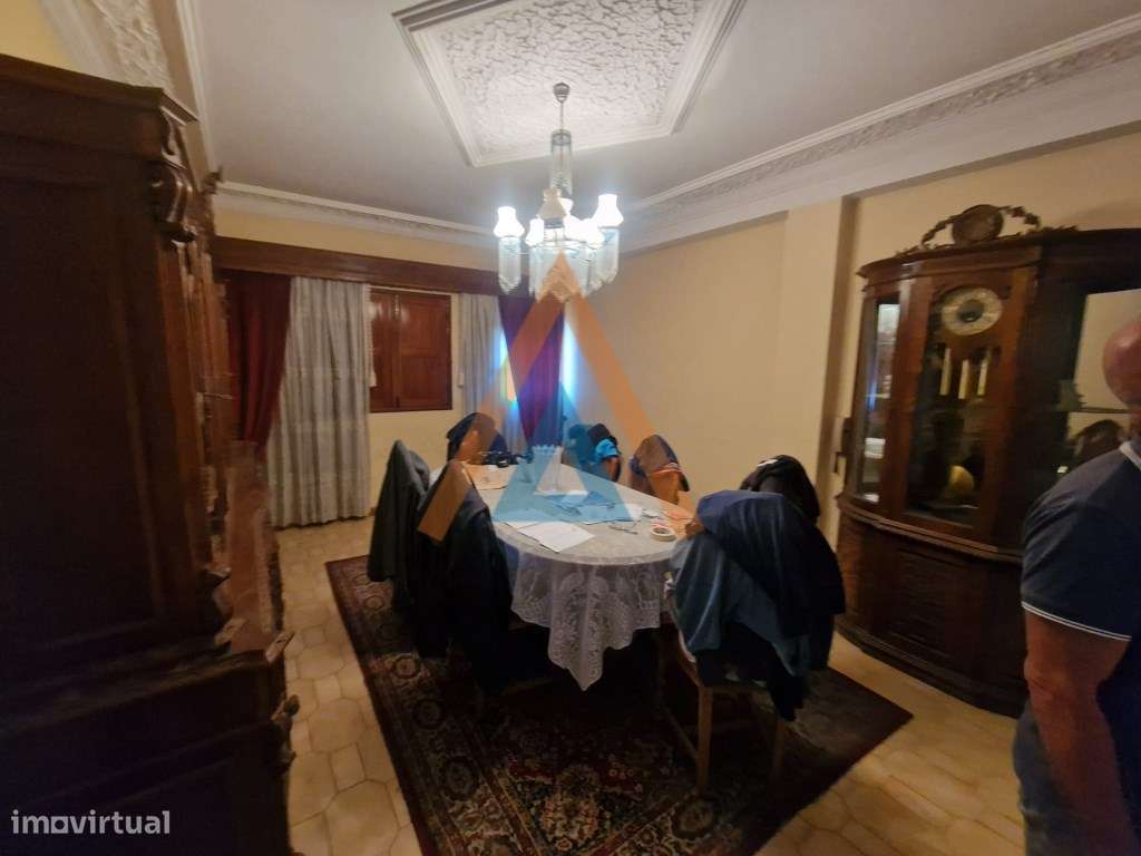 Excecional casa com 3 pisos e anexos, amplos espaços, possibilidade...-8
