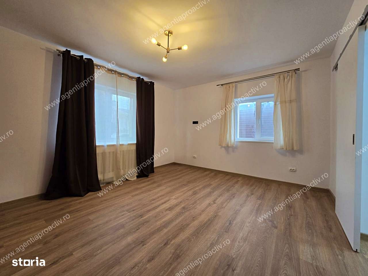 Casă individuală, renovată în 2025, zonă centrală, Str. Română.-12