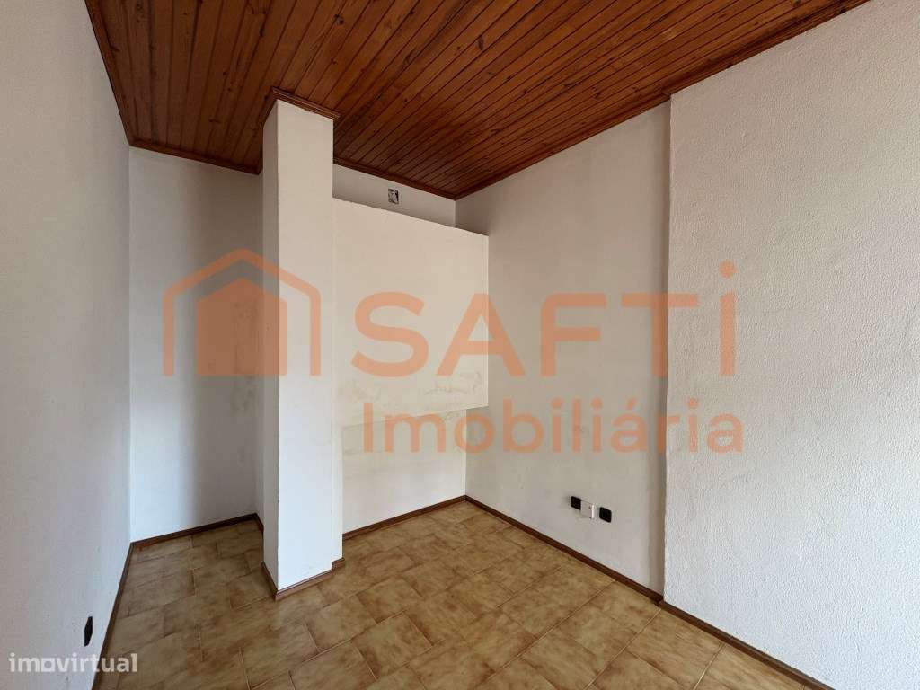 Loja com garagem e sótão com potencial de conversão em To/T1 - Pombal - Grande imagem: 4/21