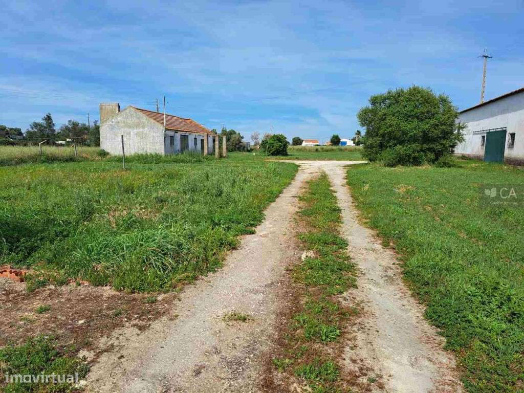 Armazém com 373m2 de área bruta de construção e terreno com 4142 m2...-2