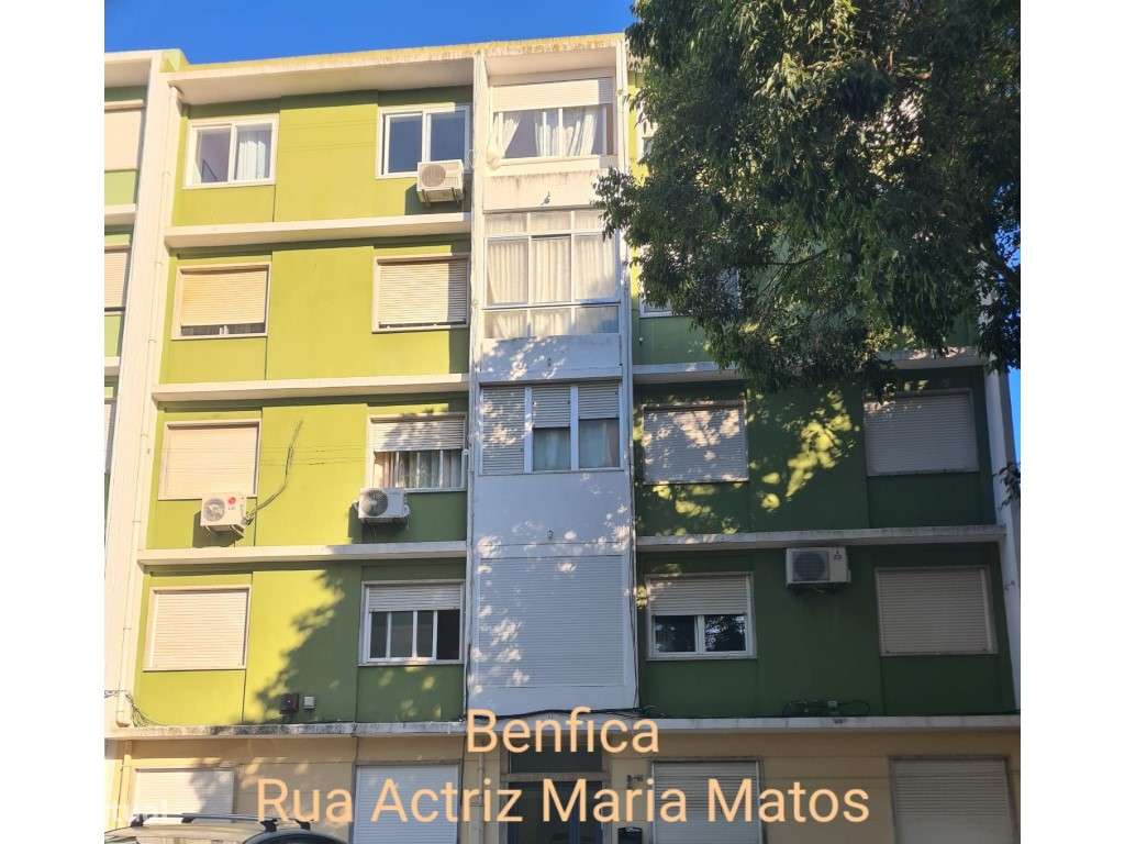 Apartamento T2 renovado em Benfica-26