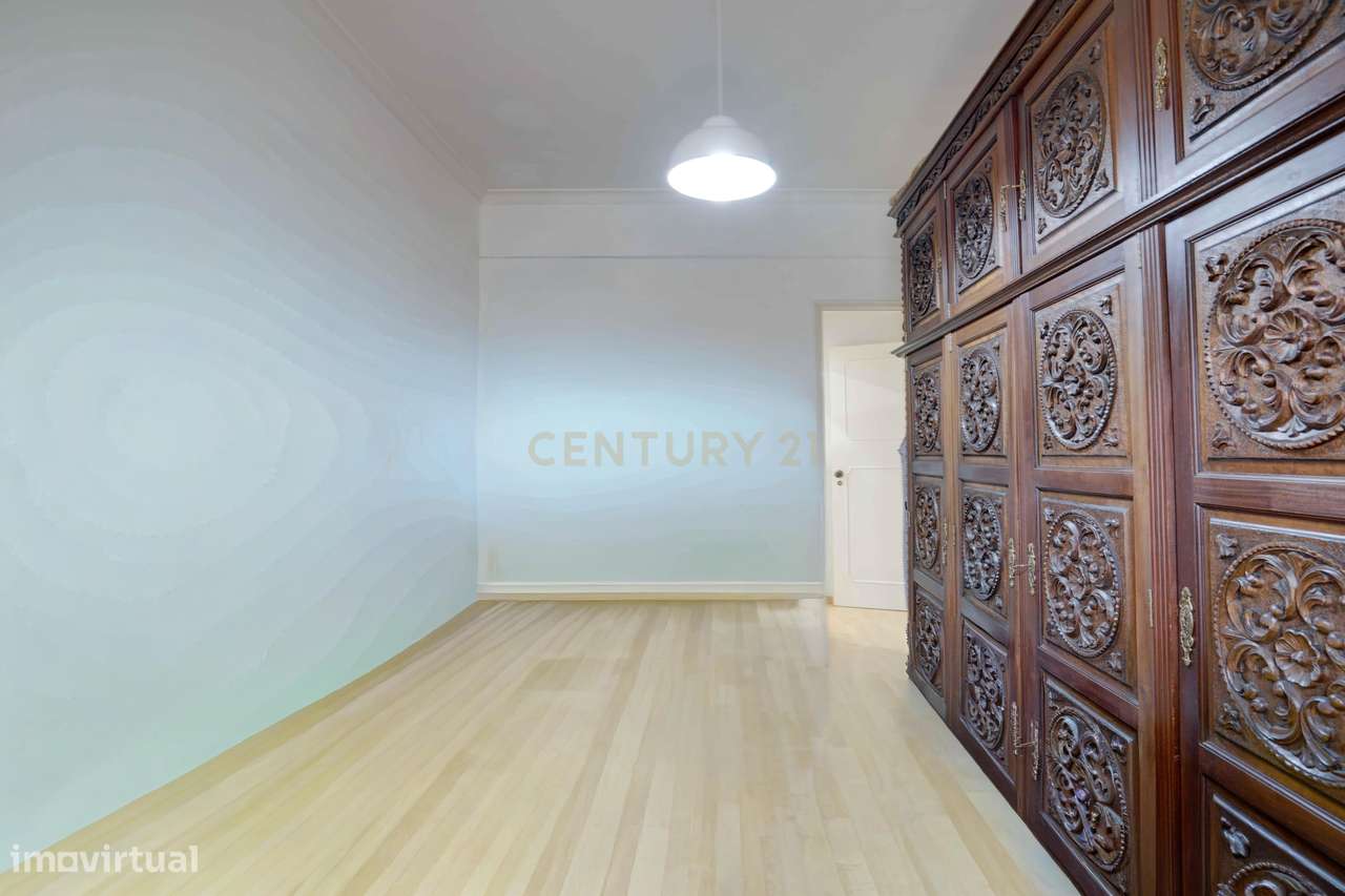 Apartamento T3 pleno de luminosidade em zona premium de Benfica-16