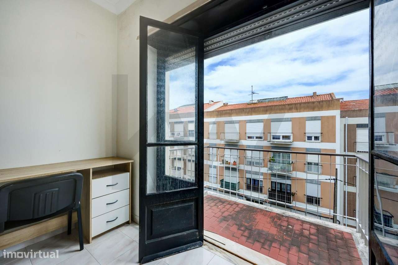 Apartamento T3 Monte da Caparica Rua General Humerto Delgado-31