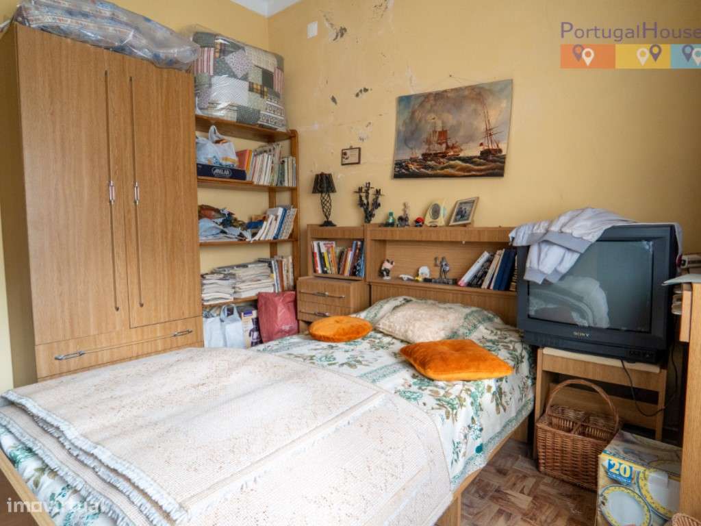 Prédio constituído por 2 apartamentos T2 com entradas independentes...-8