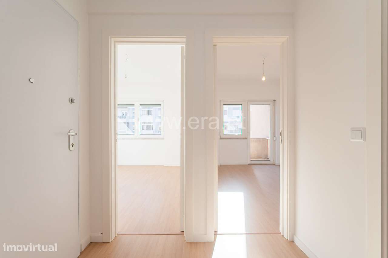 T2 Totalmente Remodelado a 5 Minutos do Metro — Odivelas-12