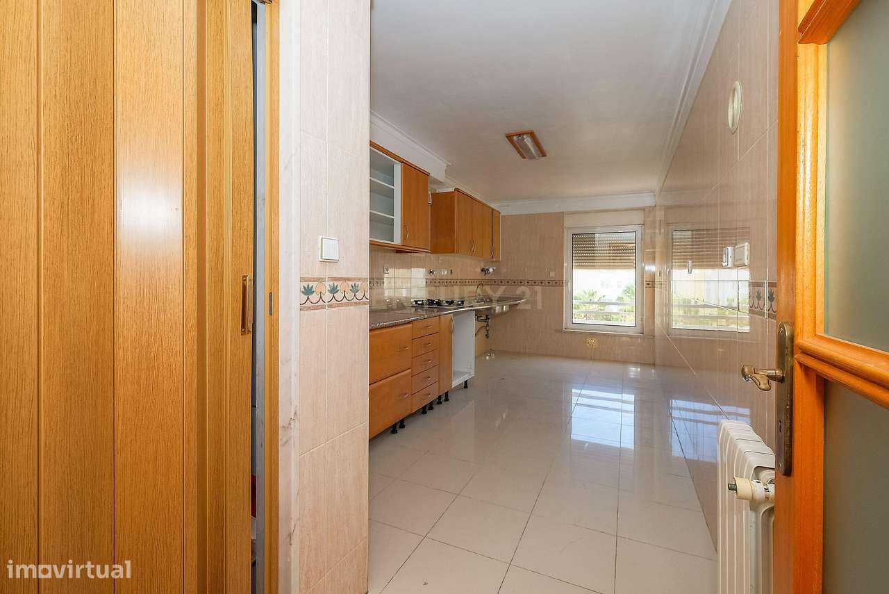 Apartamento T3 luminoso na Parede com varandas, garagem e arrecadação-17