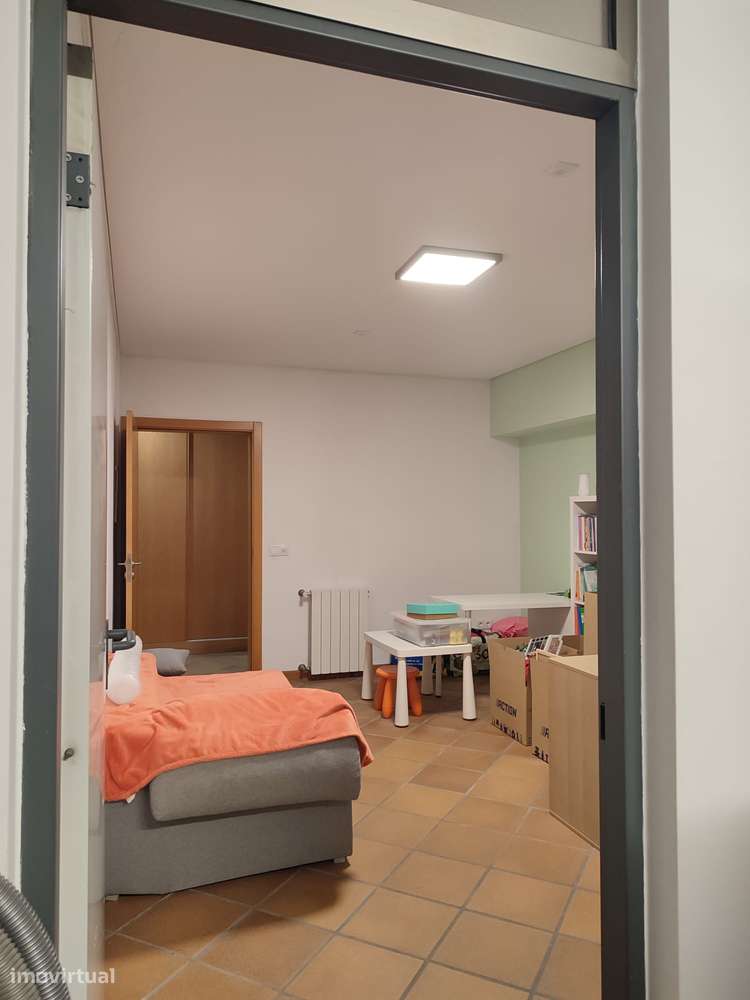 Moradia T4(2 suites) + escritório, cond.fechado à Estrada Nacional N.1-46