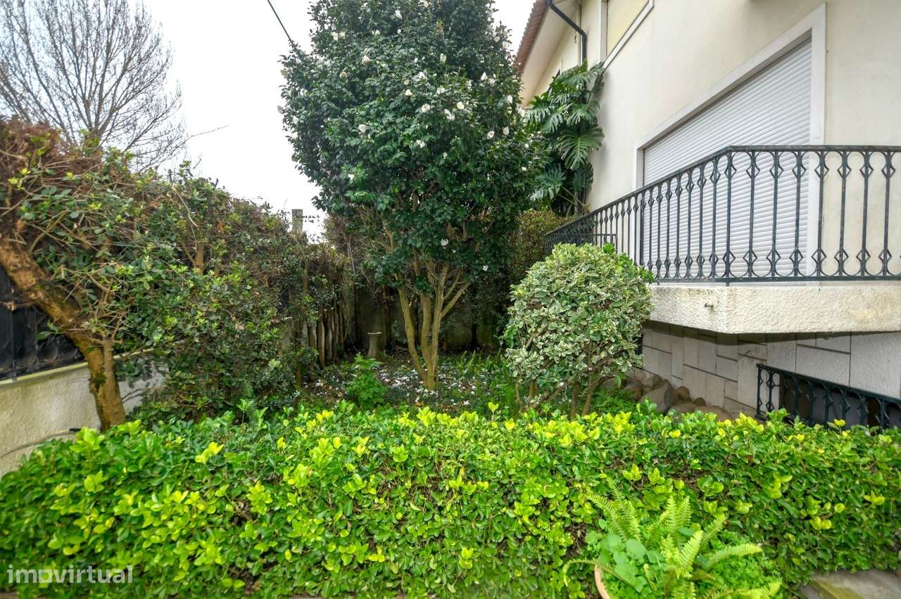 Moradia T7 na Foz | Jardim, Terraço, garagem e enorme potencial-0