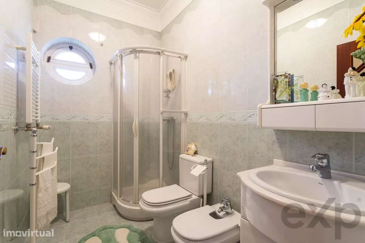 Moradia de Prestígio com Piscina-34