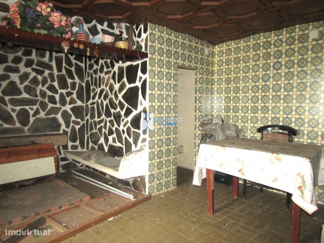 DUAS MORADIAS PARA RESTAURO,MAIS  TERRENO ( 3 ART.MATRICIAIS ),JUNTO C-40