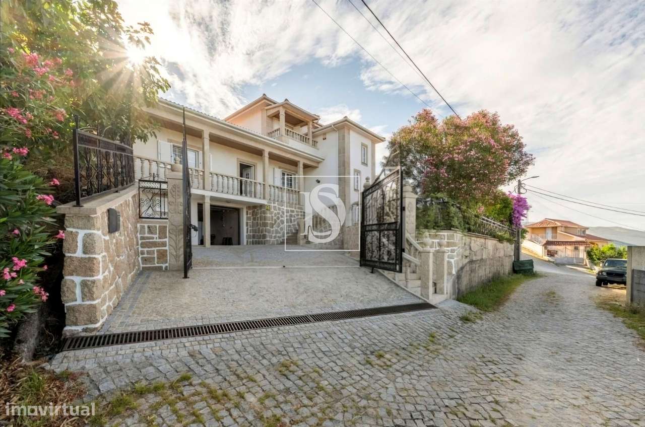 Moradia Independente T6 com 6 suítes e Piscina-1