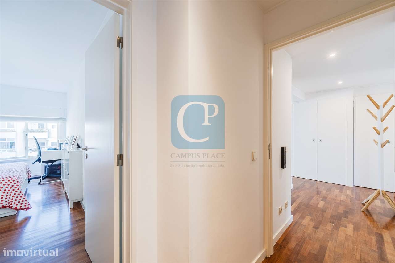 Apartamento T2 remodelado na Cooperativa dos Arquitetos em Aldoar - Grande imagem: 3/28