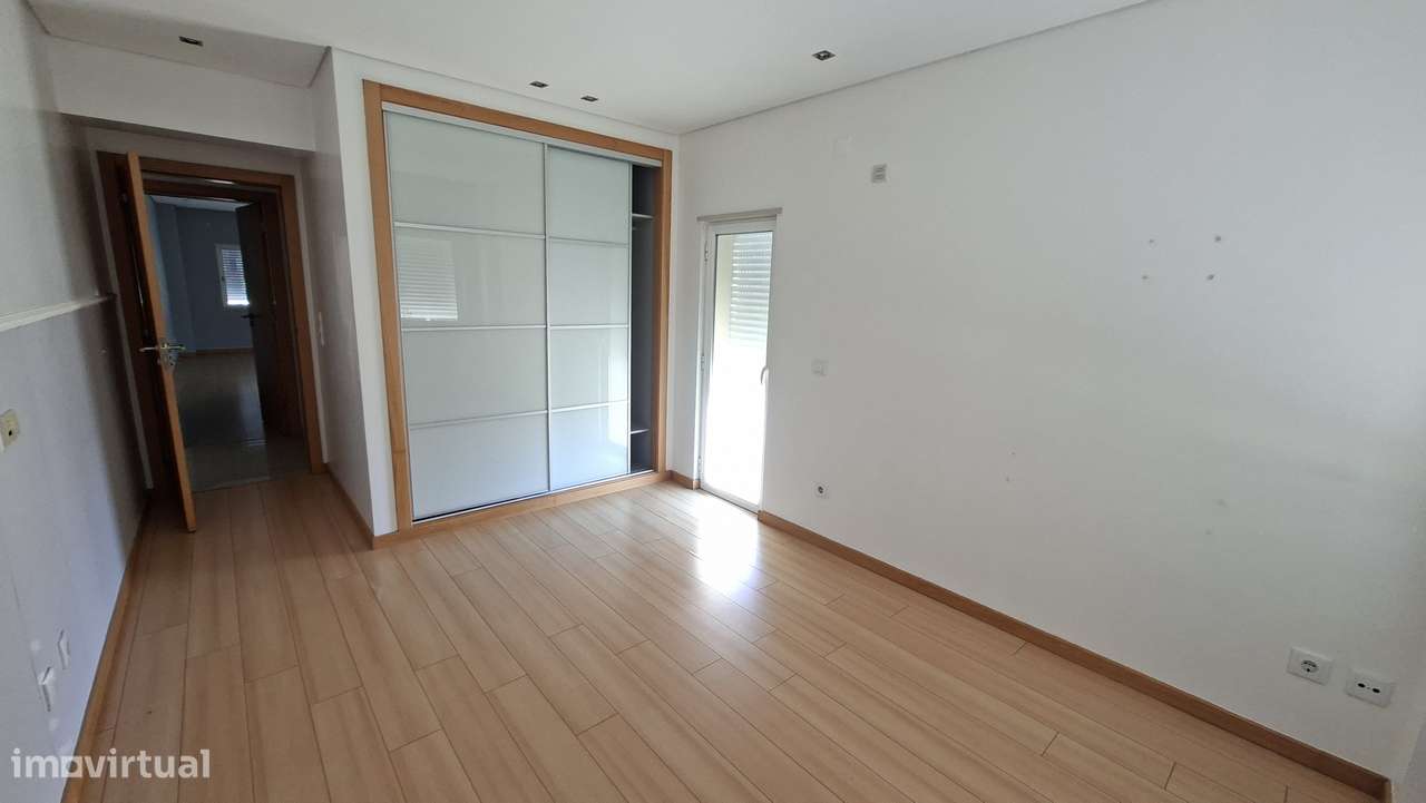 APT T3 com 162m2 com Arrecadação e Lugar de estacionamento Montijo-8