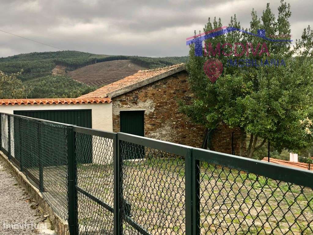 Casa típica de pedra em Castanheira de Pera-1