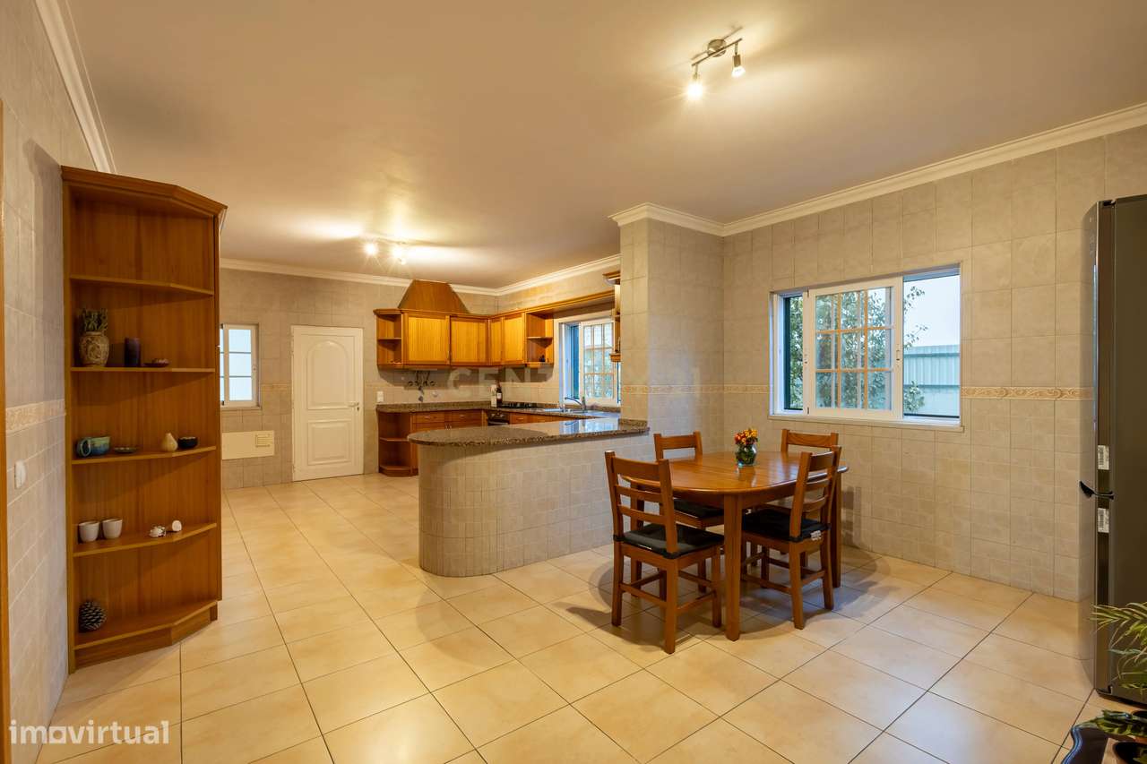 Espaço, conforto e qualidade — Moradia T4 no Vale da Rosa-4