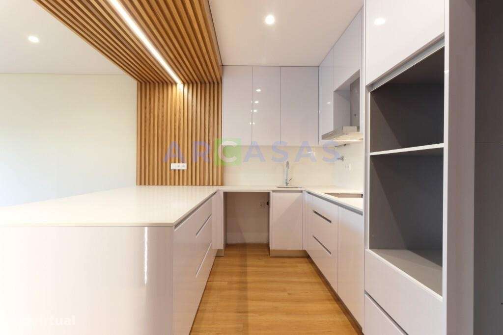 Moradia V3 com jardins e estacionamento na Trofa-5