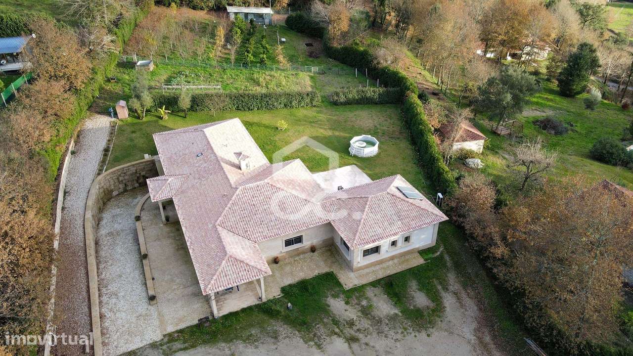 Moradia Térrea de Luxo com Cave | Conforto, Eficiência e Espaço Exteri-38