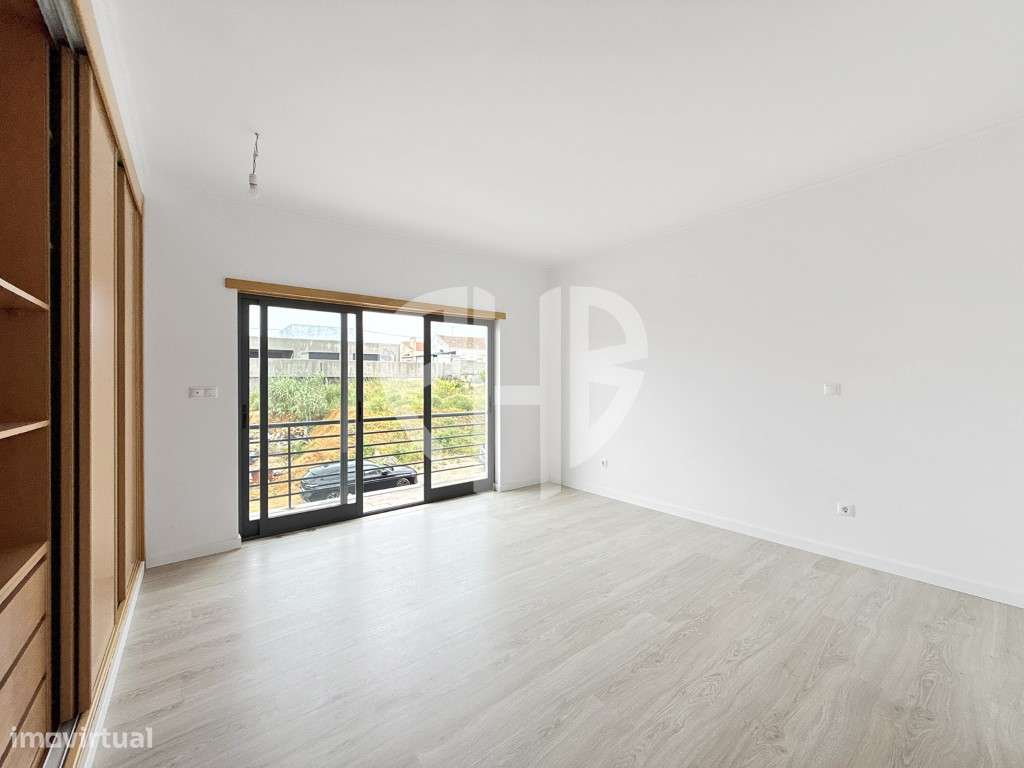 Exclusiva Moradia T5 de Arquitetura Contemporânea em Almada - Feijó-46