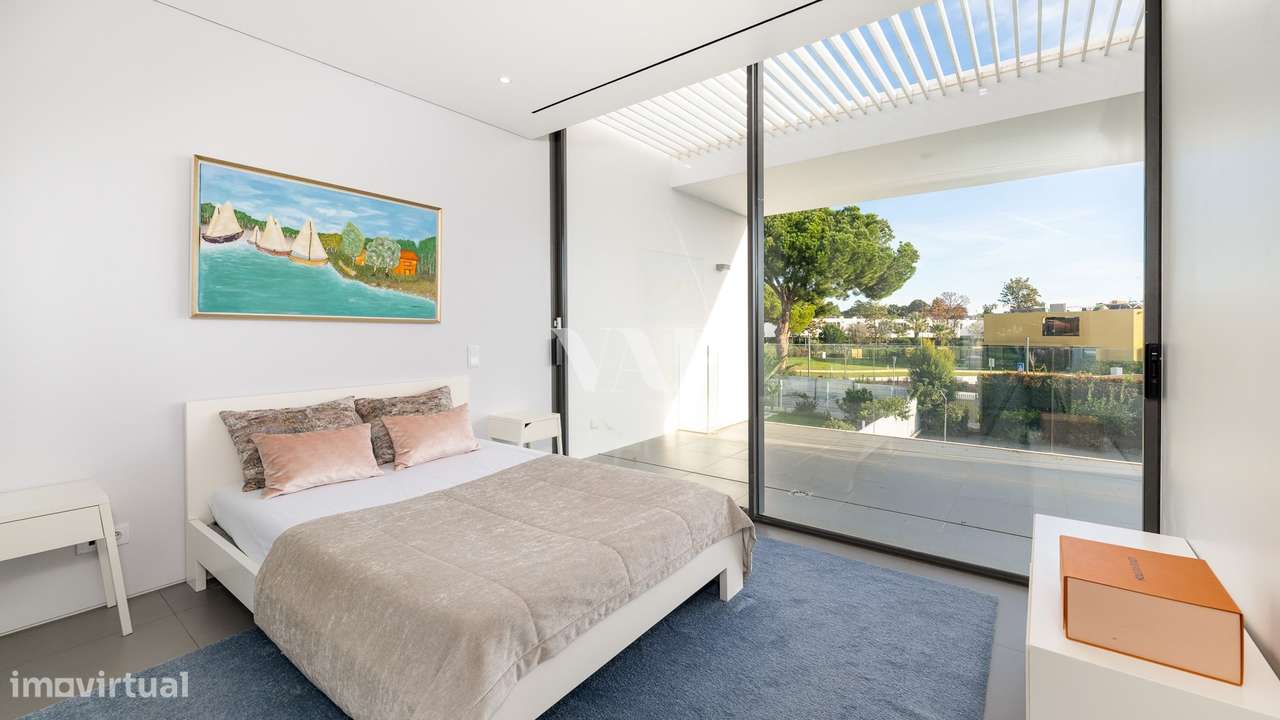 Moradia Contemporânea V4+2 com Piscina no Centro de Vilamoura - Grande imagem: 4/52