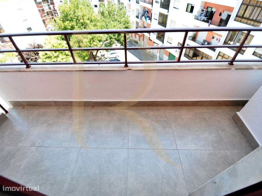 Apartamento T4 remodelado com varanda na Cruz de Pau-5