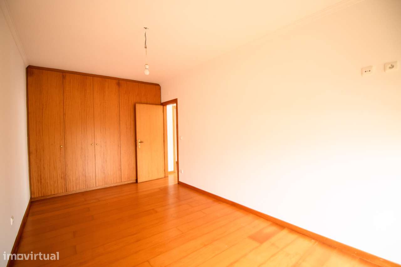 Moradia T4 Usada em Excelente Localização – A Apenas 1 km da Praia-17