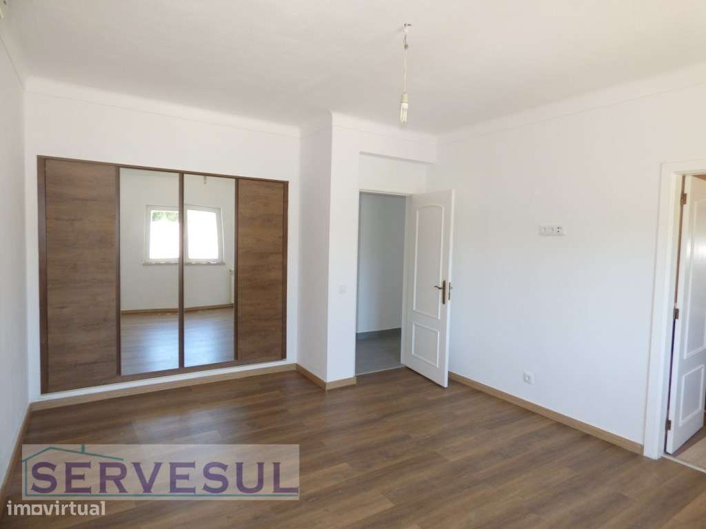 Espaçosa moradia de 2 pisos composta por 4 quartos com piscina e vi...-14