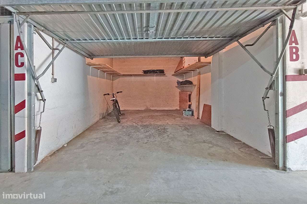 Apartamento T3 Renovado c/áreas generosas Paços de Brandão-20