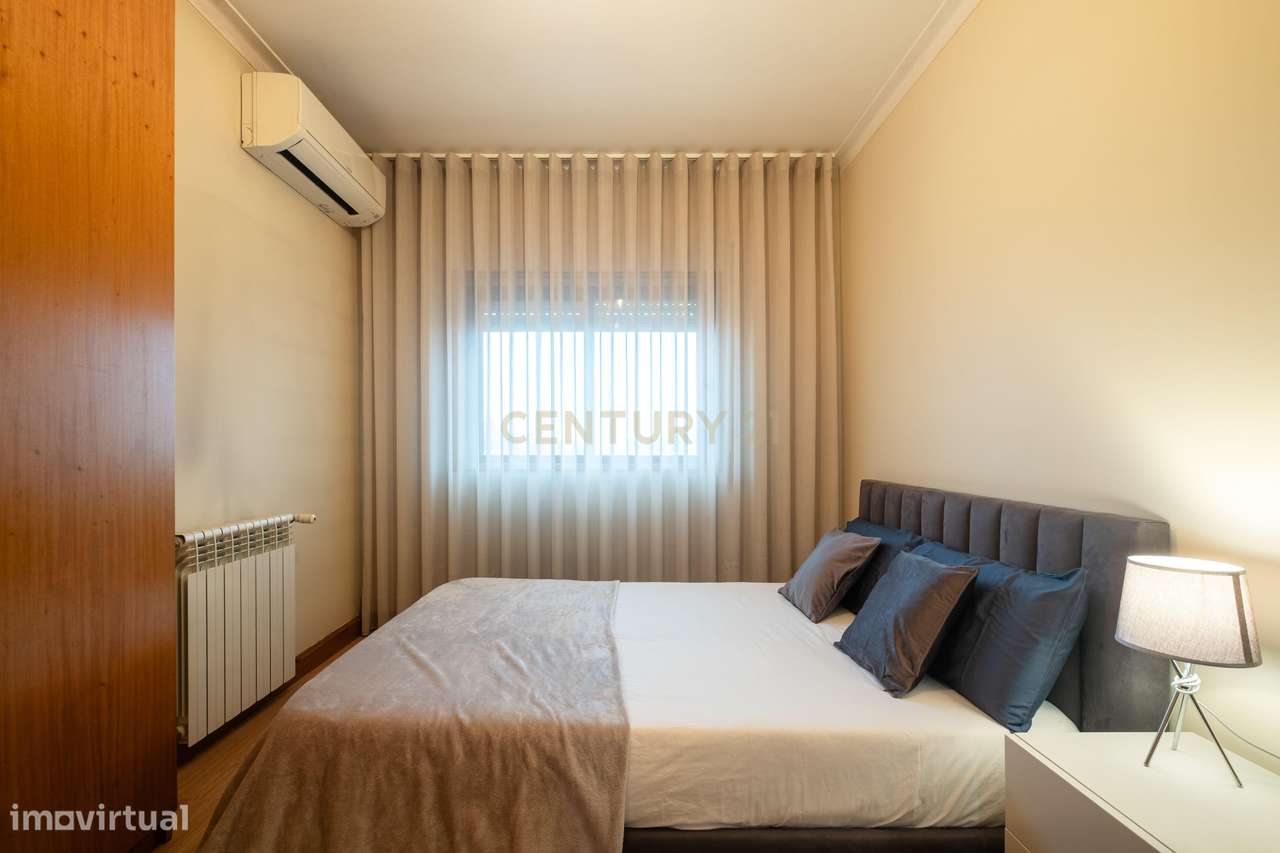 Apartamento T3 Renovado, com aquecimento central, varanda e lugar de g-16