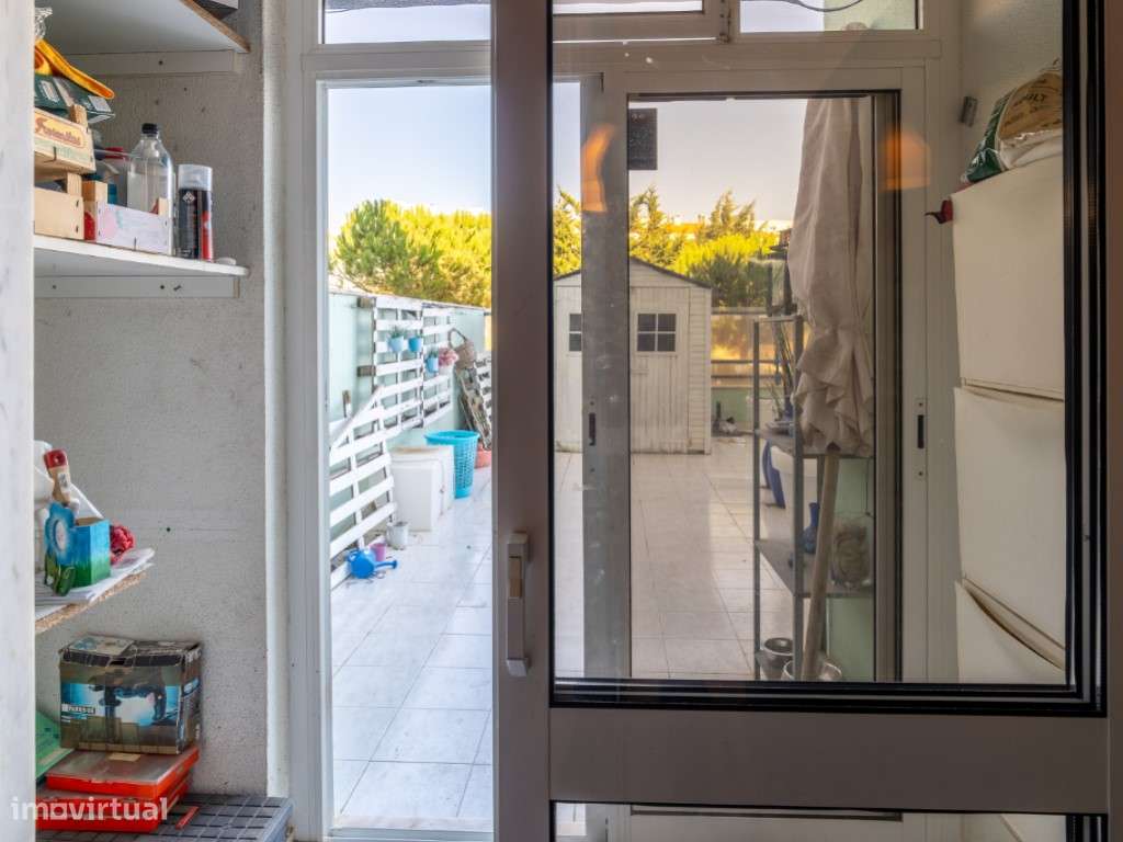 VENDE-SE T3 COM TERRAÇO E GARAGEM EM CARCAVELOS-13