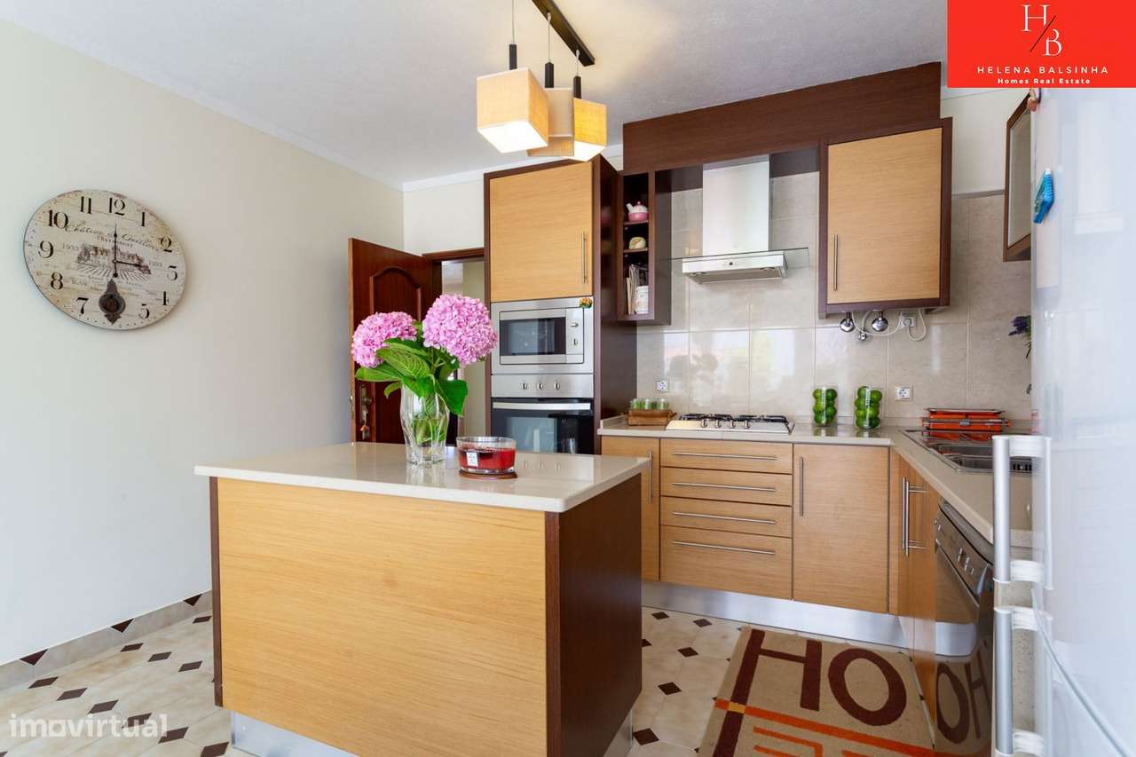 Bonita moradia V6, situada nos Casais de São Lourenço, junto à pra-14