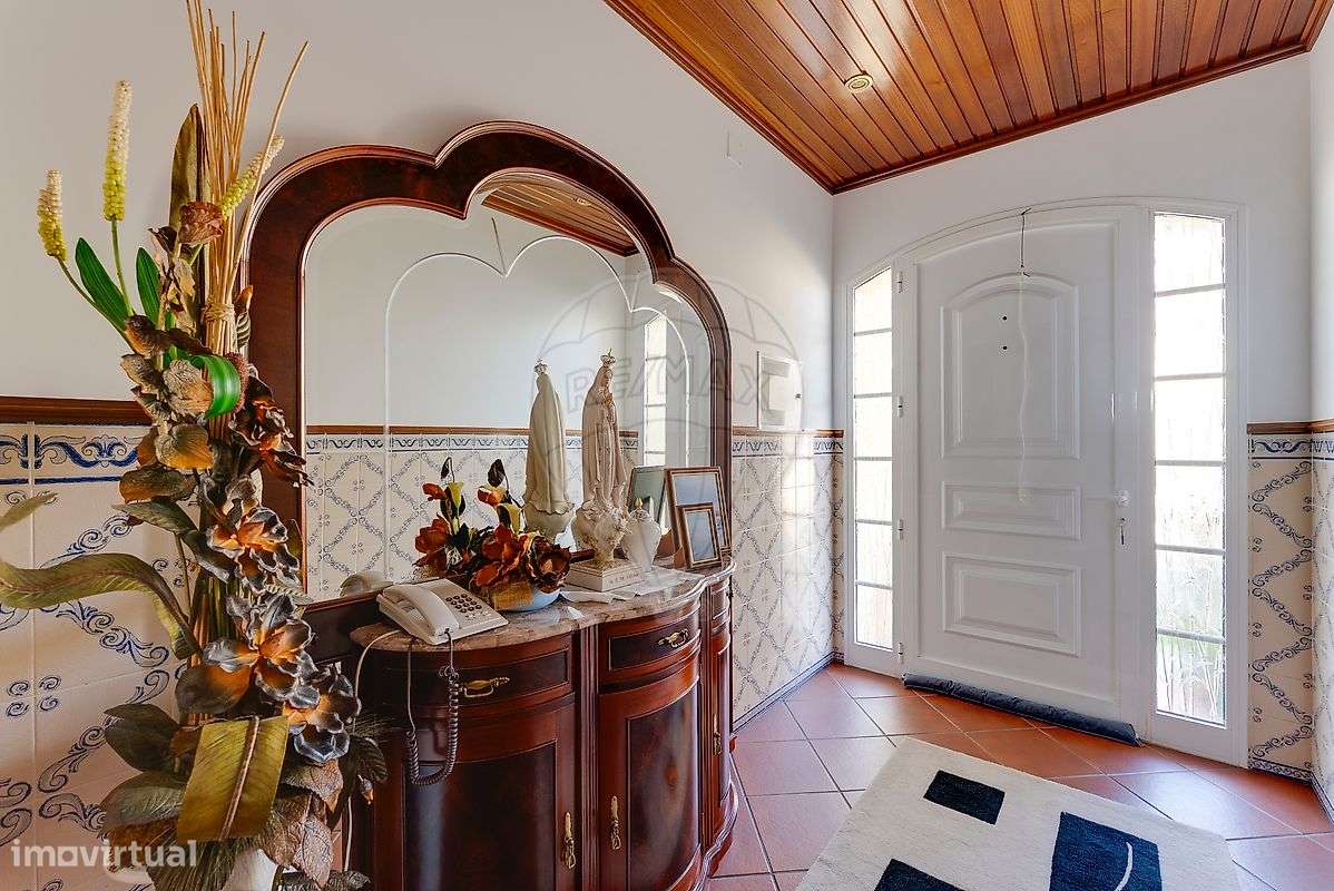 Moradia T5 com eficiência energética e vistas desafogadas em Assequins-26