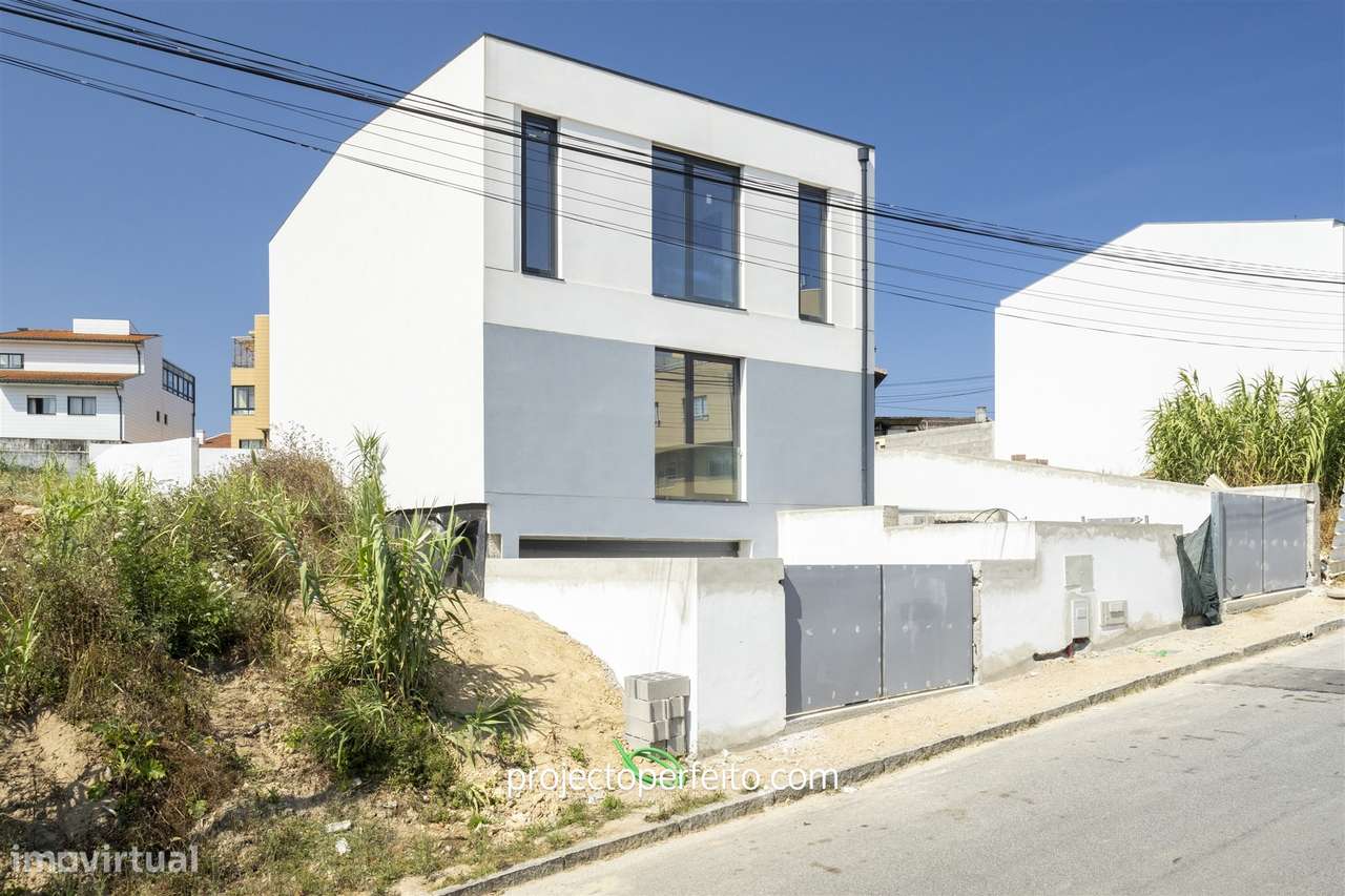 Moradia Geminada T3+1 Venda em São Félix da Marinha,Vila Nova de Gaia-26