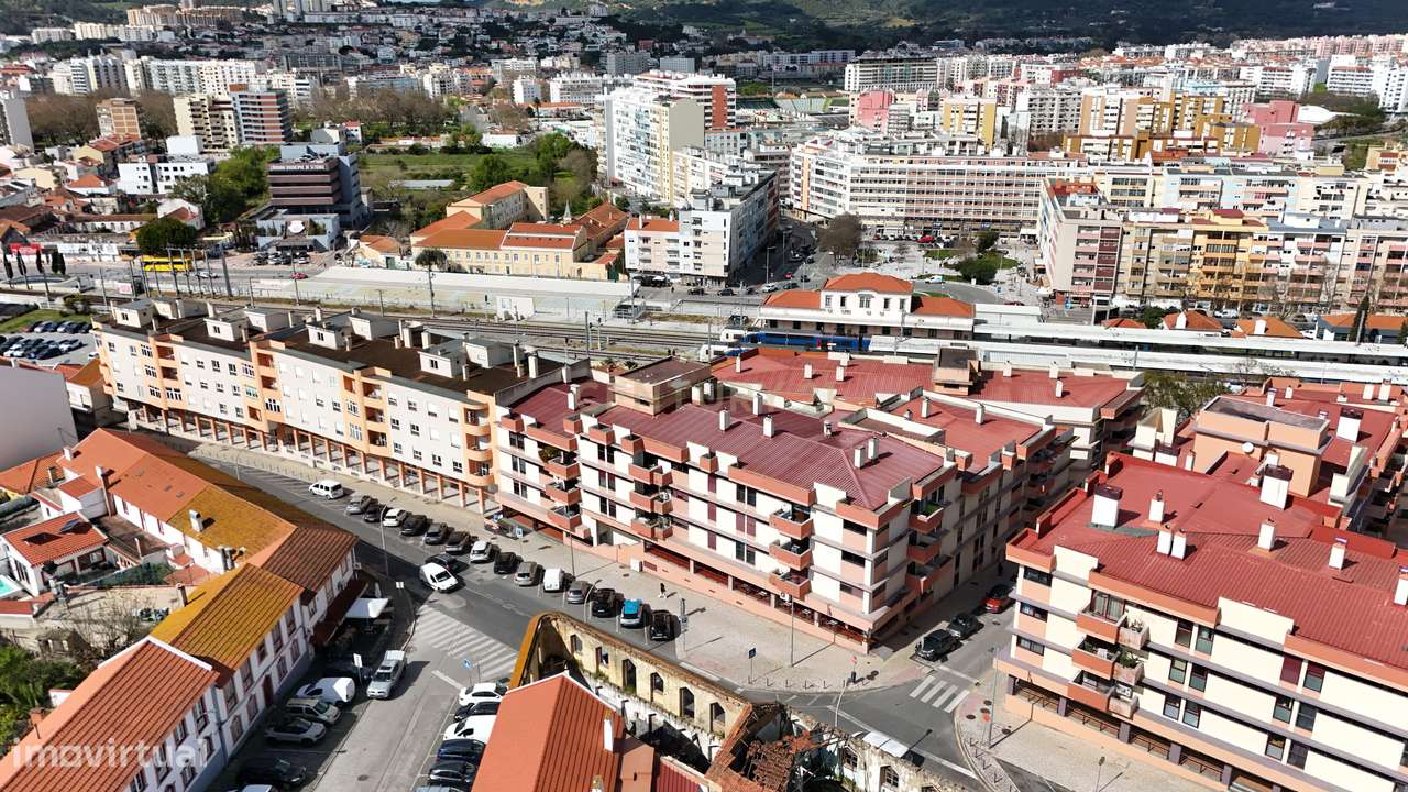 Apartamento T3 com Varanda, Arrecadação e Três Lugares de Parqueamento-28