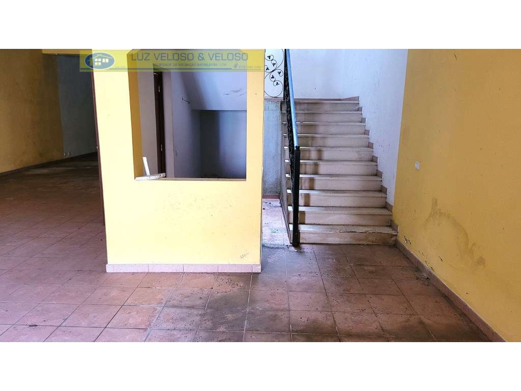 Prédio Urbano de R/C, 1º, 2º andares para Comércio em Cartaxo-16