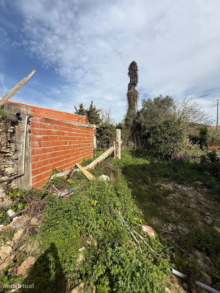 Prédio em estado de ruína, no centro de Runa - Grande imagem: 4/4