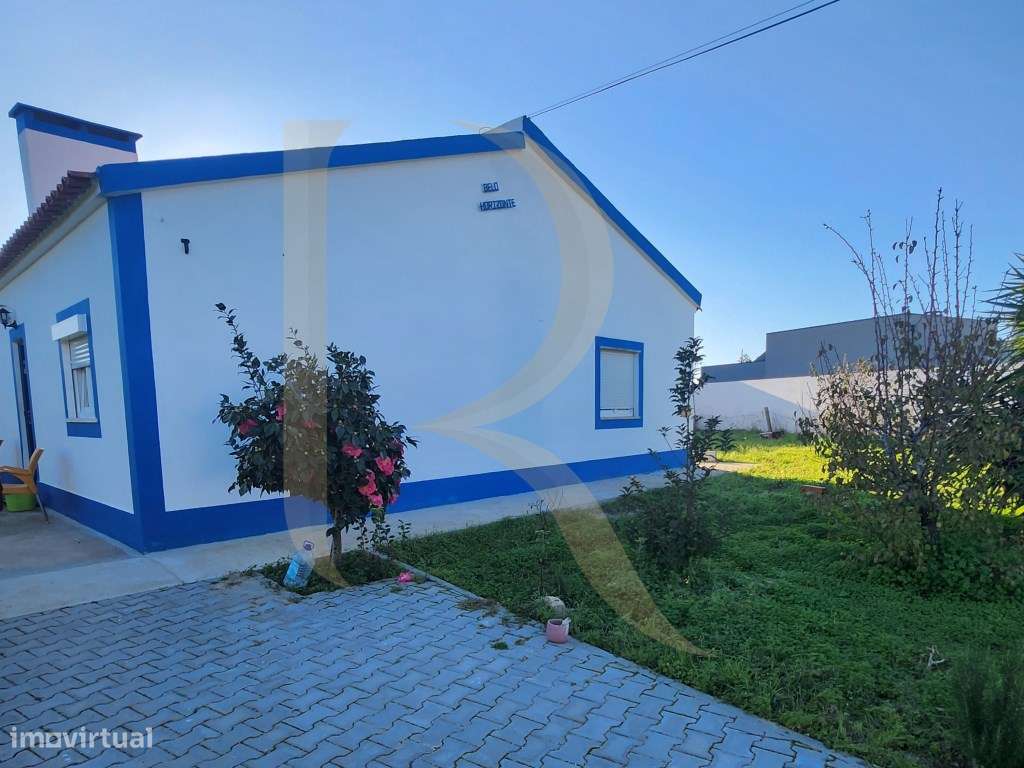 Moradia T3 transformada em T2 com Garagem, inserida num terreno de ...-5