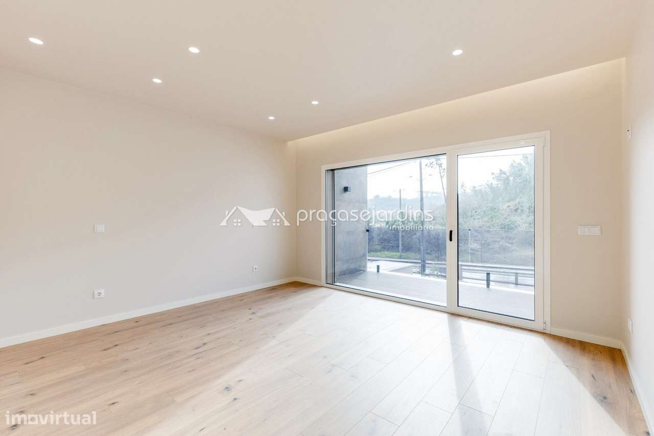 Moradia T3 de Arquitetura Moderna com Jardim e Garagem-6