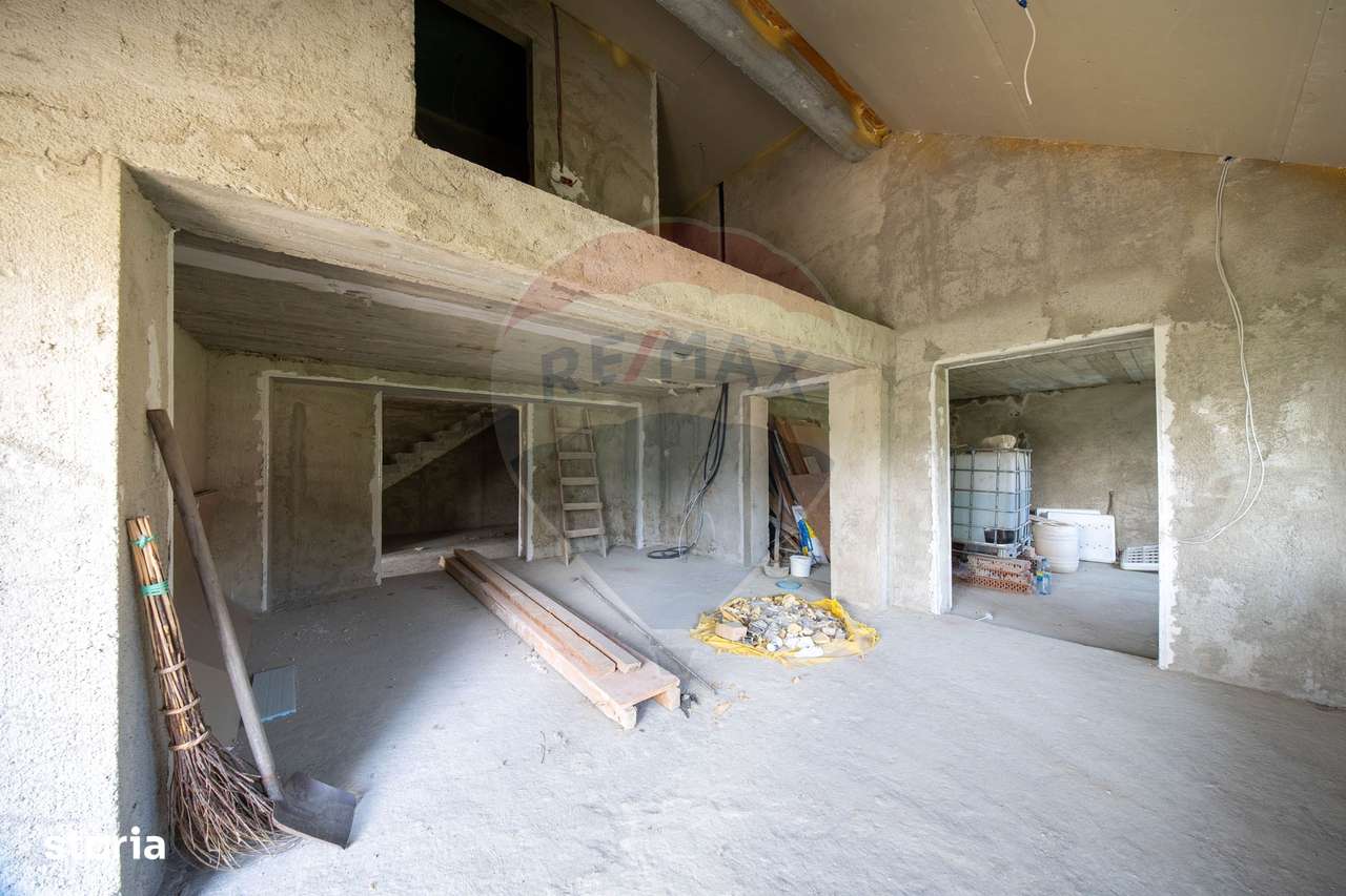 Casă / Vilă cu 8 camere / 7 bai de vânzare, Moieciu de Jos-19