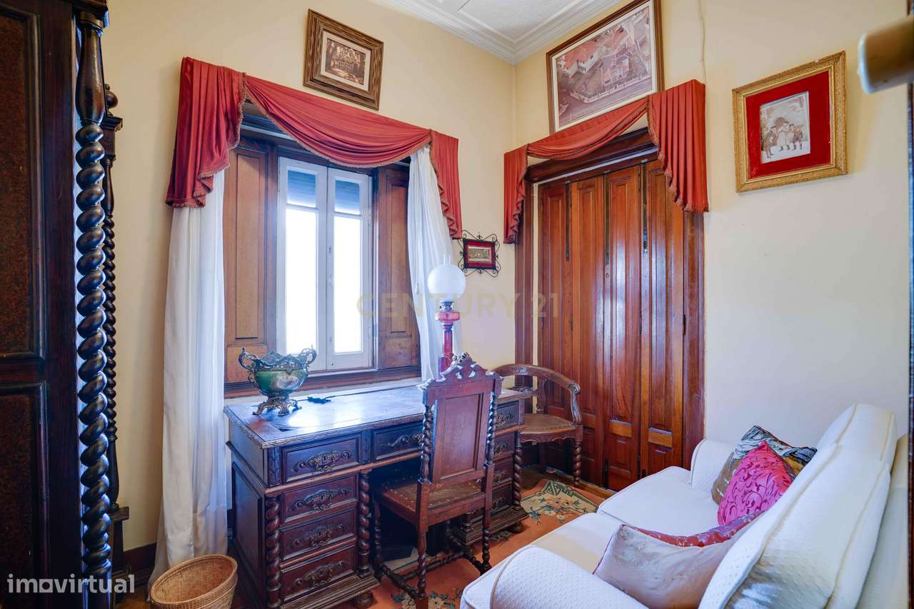 Moradia independente T6, situada no coração da linha de Cascais, junto-7