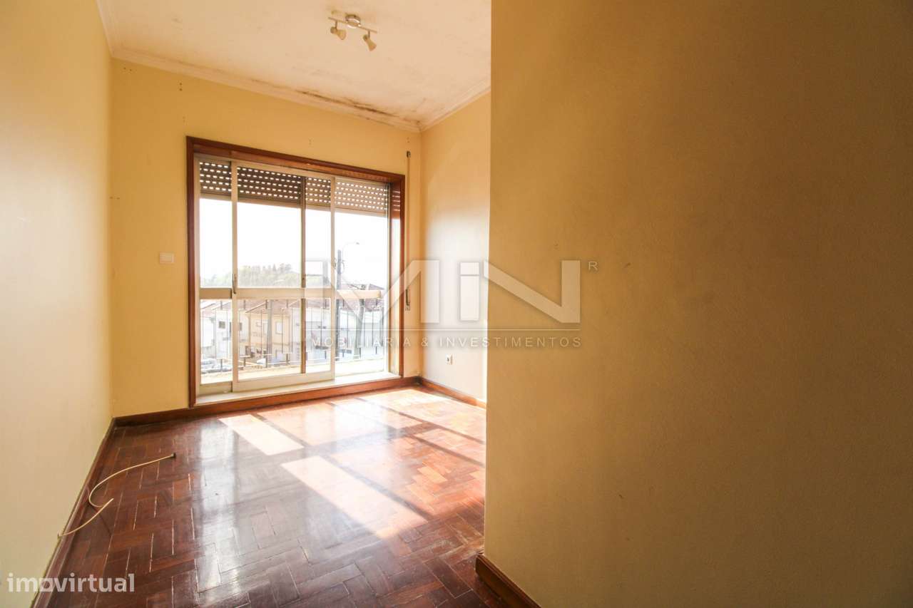 Moradia de 3 Frentes com Vista Panorâmica no Coração de Gondomar-18