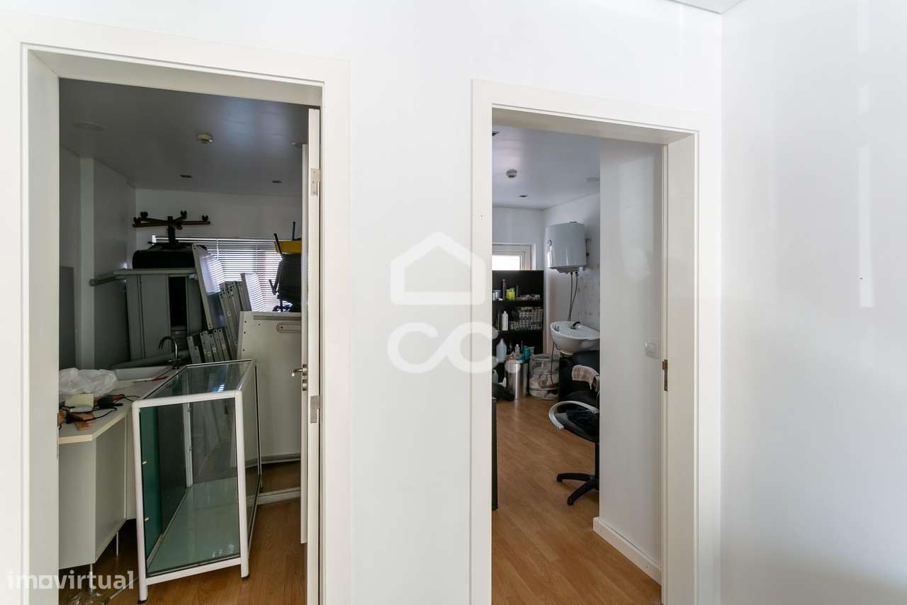 Loja com dois pisos, em Rio de Mouro - Sintra - Grande imagem: 5/18