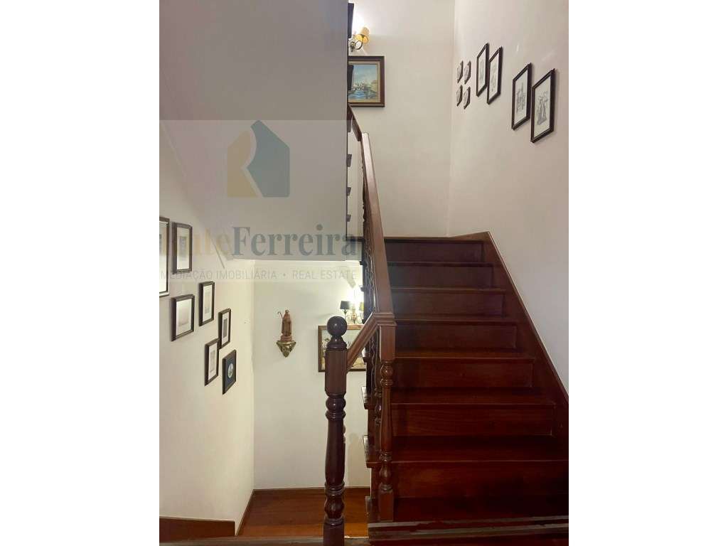 Moradia T5 com jardim privado e garagem !!-49