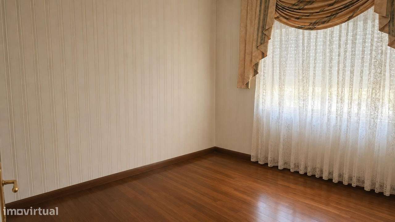 Excelente T4 em Montalvão - Bem localizado - 2 Varandas-9