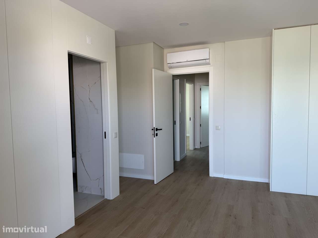 Moradia T4 com piscina, terraço e garagem em Ferreiras-22