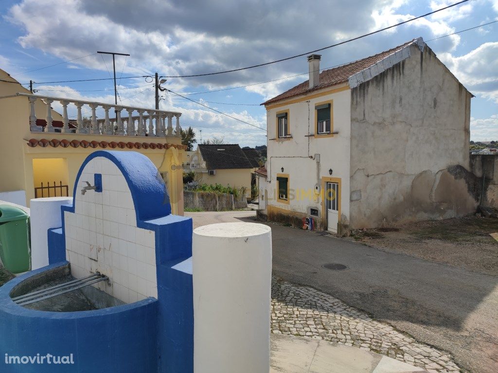 Linda casinha de vila precisando de alguns trabalhos de e...