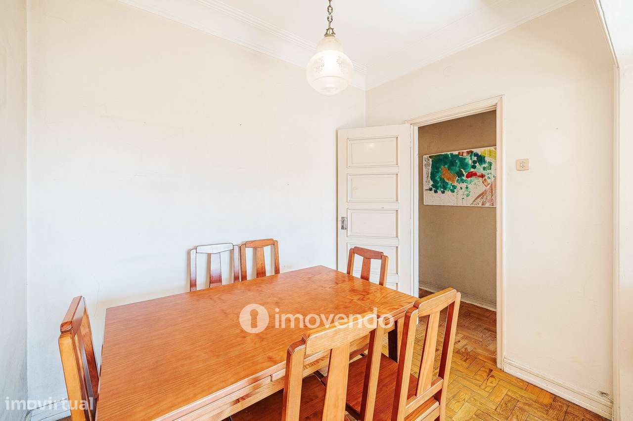 Apartamento T2 com duas varandas, na Graça, em Lisboa-9