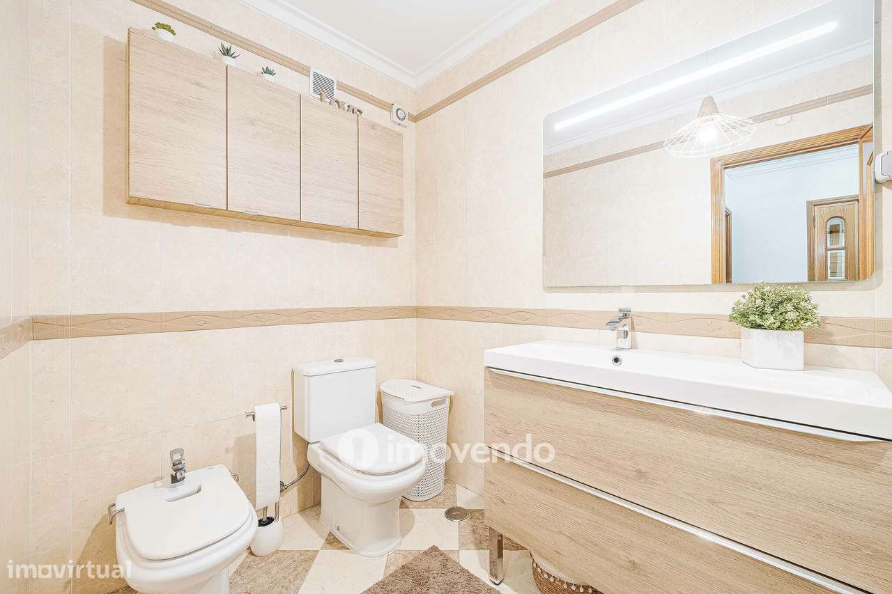 Apartamento T3, com estacionamento e arrecadação, na Ramada-42