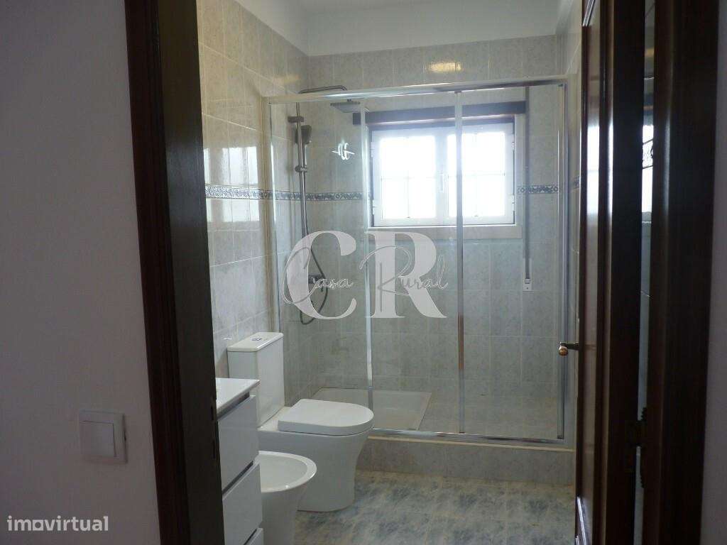 Fantástica moradia T3 com garagem e terreno generoso em Vila Facaia –-59